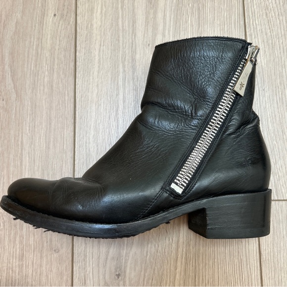 FRYE Booties. Only worn at home / black leather/ zipper - Picture 4 of 7